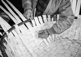 Uno de los hombres que conocía esta artesanía trabaja en crear un carpancho para panaderos