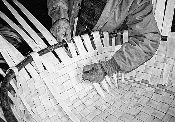 Uno de los hombres que conocía esta artesanía trabaja en crear un carpancho para panaderos