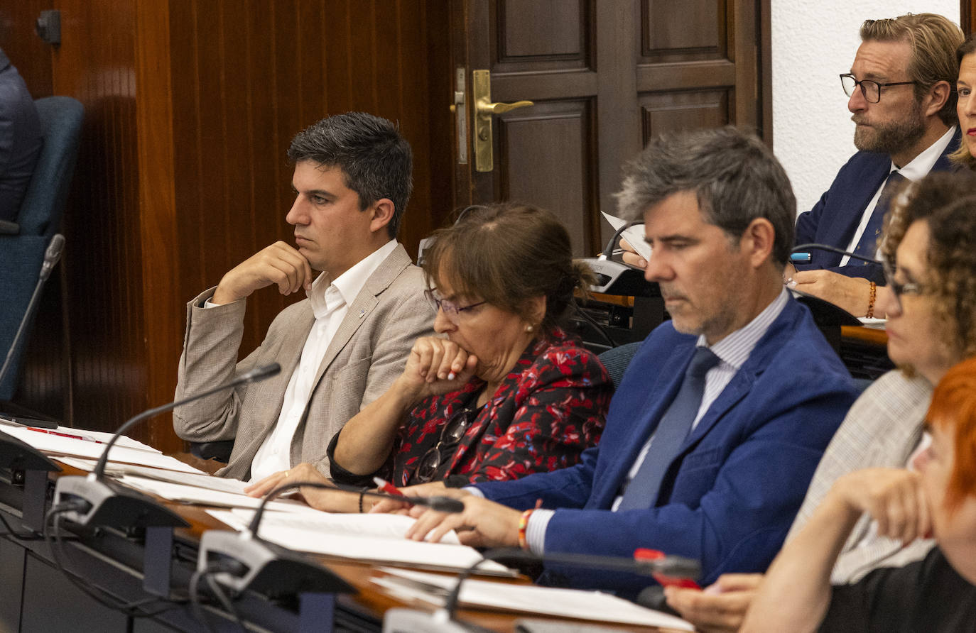 El portavoz del PSOE Daniel Fernández, junto a Toñi Mora y Javier González de Riancho, números 2 y 3 de su candidatura