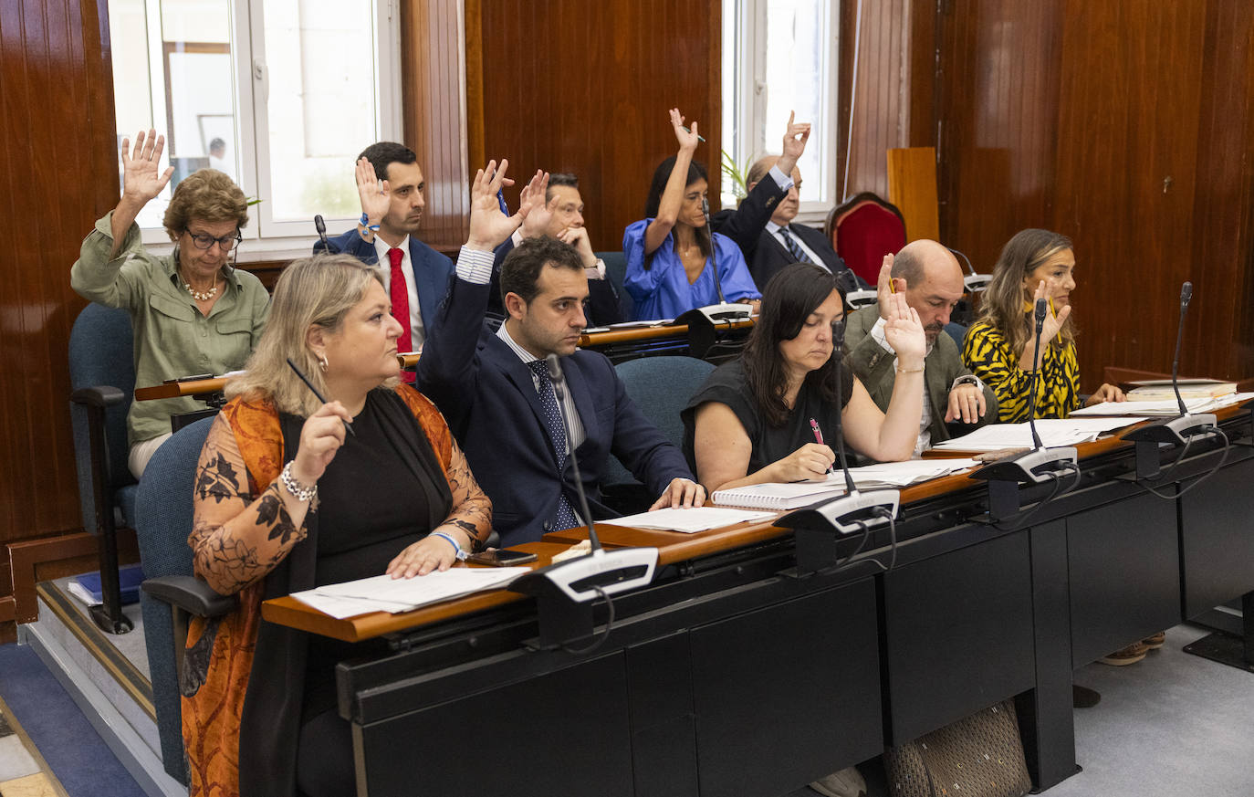 Primeras votaciones de la legislatura. En primera fila los populares Lorena Gutiérrez, el debutante Francisco Javier Arias, Noemí Méndez, Álvaro Lavín y Zulema Gancedo, también nueva edil