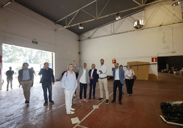 El consejero en funciones Pablo Zuloaga y el alcalde, Javier López Estrada, entre otros responsables regionales y municipales, este viernes, en una visita al inicio de las obras.