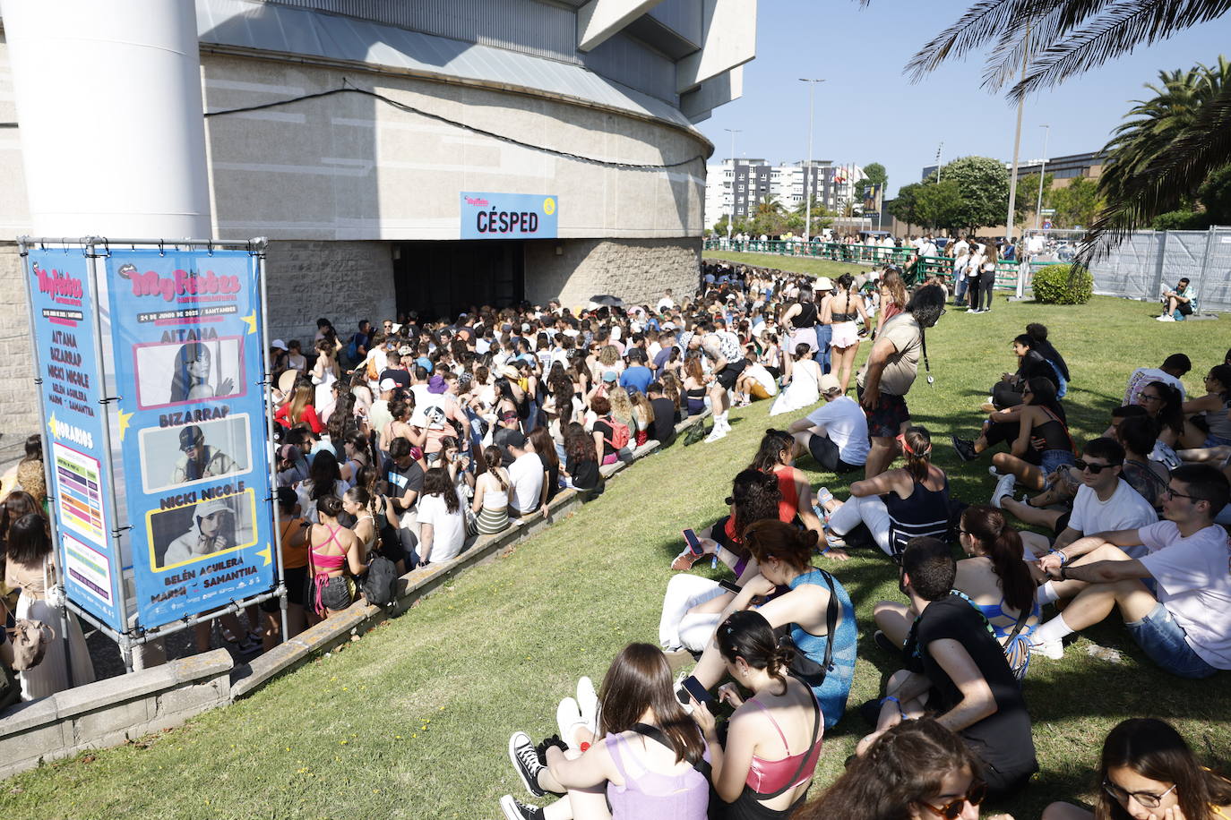 En una tarde bastante calurosa, el público ha guardado cola a las puertas del recinto deportivo para acceder a los conciertos. 