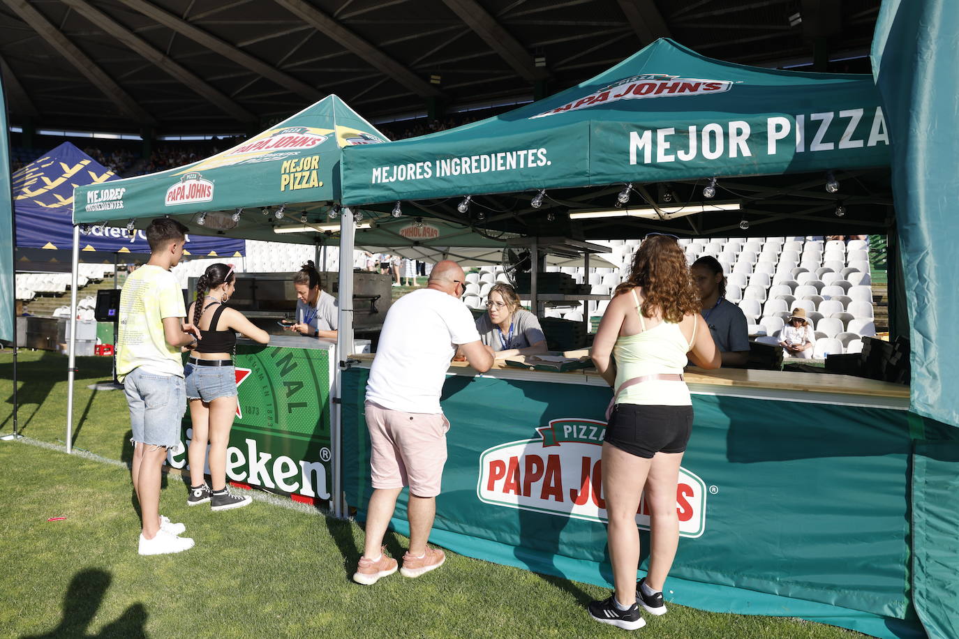 La organización del Myfest ha instalado varios puestos de comida y bebida en El Sardinero. 