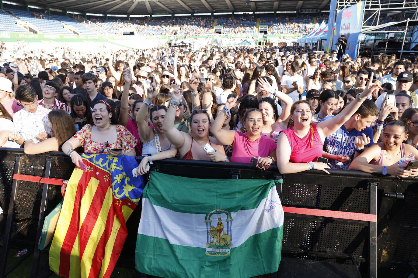 El público ha ocupado con rapidez las primeras filas del festival en los Campos de Sport de El Sardinero. 