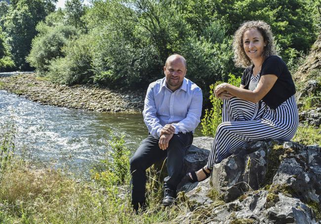 Los hermanos Mantecón posan junto al río Besaya, que baña sus dos municipios.