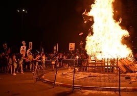 Cientos de personas se reunieron anoche entorno a la hoguera de San Juan en Los Corrales.