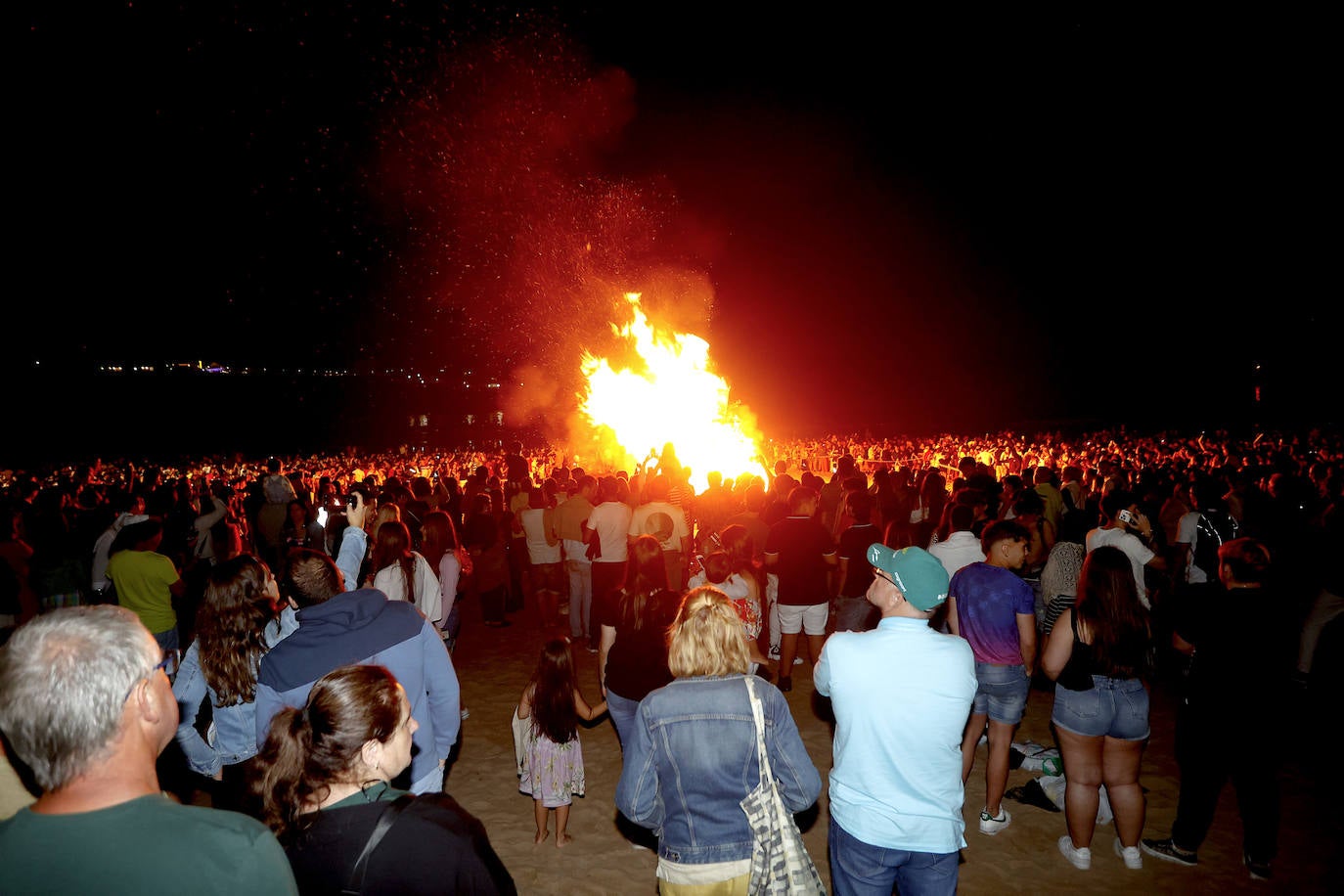 Miles de personas presenciaron el encendido de la hogera en la Segunda del Sardinero, en Santander