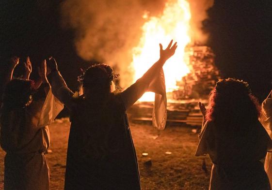 Miles de personas se reúnen en torno al fuego de San Juan