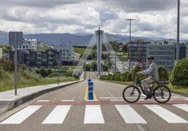 El primer tramo del nuevo carril bici con el Pctcan al fondo.