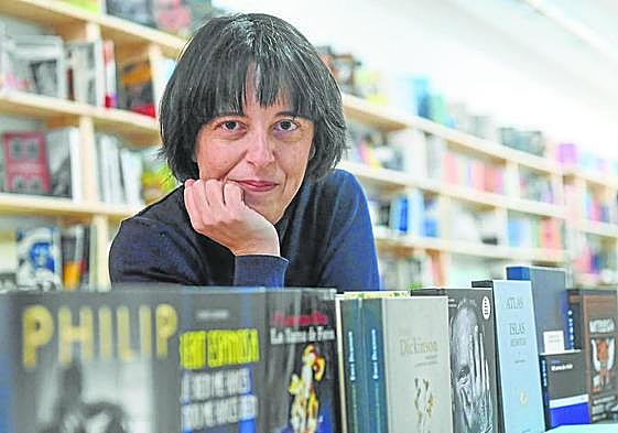 El enfrentamiento entre el individuo y el grupo es un tema constante en la prolífica obra de Adón.