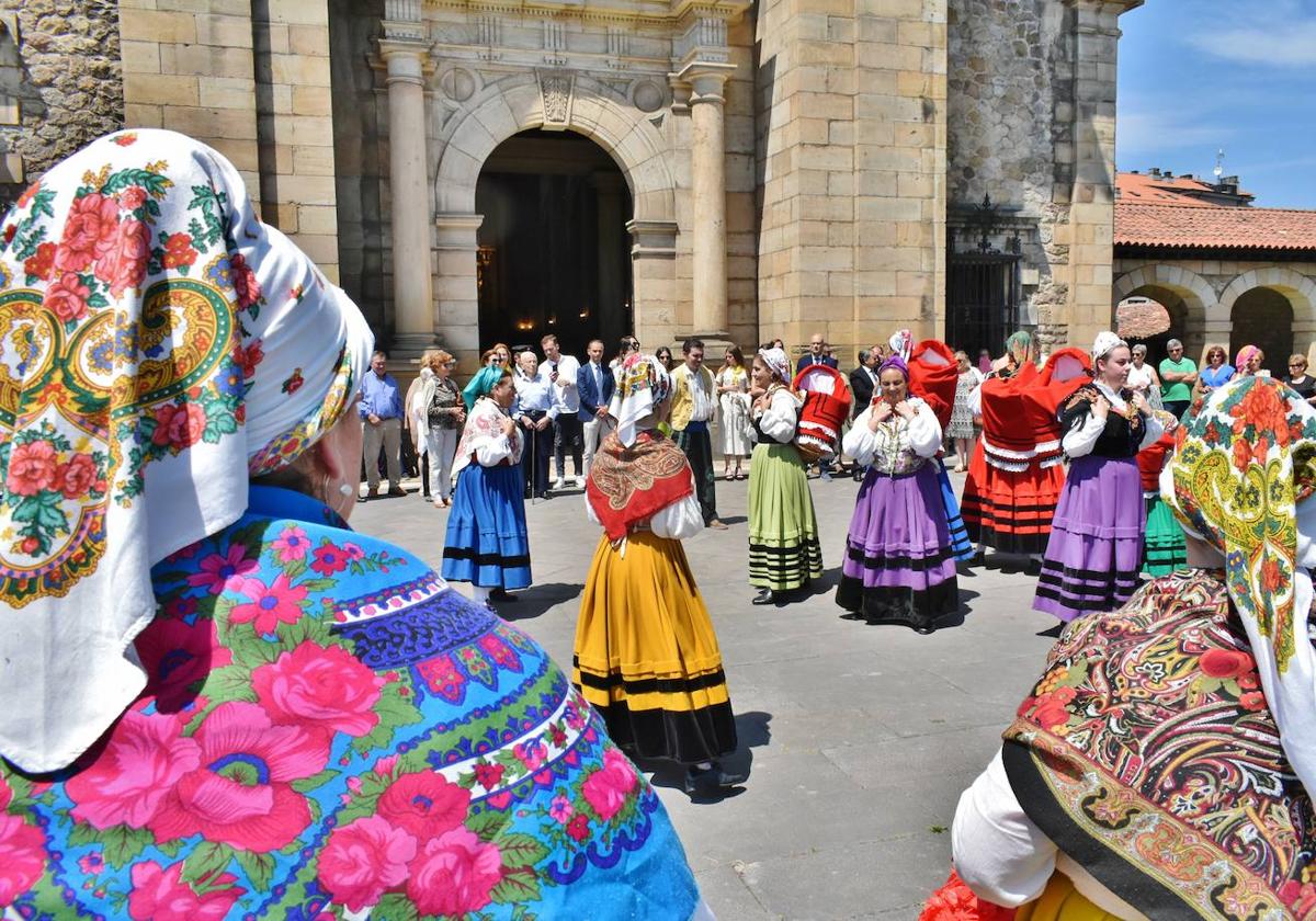 Como es tradicional la Coral cantó la Misa de San Juan y el Grupo Entremontañas bailó al Santo.