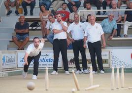 Gabi Cagias pone una bola para Camargo con Alberto Díaz, Pedro Gutiérrez y Jesús Salmón al fondo.