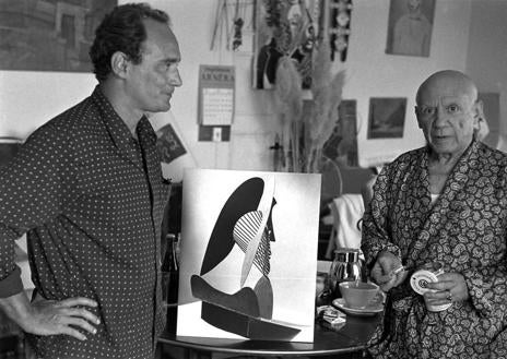 Imagen secundaria 1 - Picasso junto a la cámara utilizada para reproducir sus obras en el catálogo razonado editado por Christian Zervos. Pablo Picasso y Roberto Otero junto a la fotografía de la maqueta de 'Cabeza de mujer' (1962-1964), encargo del Chicago Civic Center. El pintor en su castillo de Vauvenargues [entre 1961 y 1972]. 