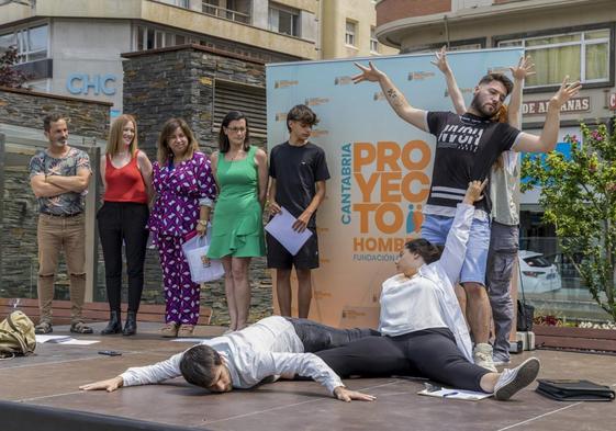 César Prada, Helga Cobo y Eloísa Velarde (Proyecto Hombre), la alcaldesa Gema Igual y Jesús Rodríguez observan la representación de Amalgama Teatral.