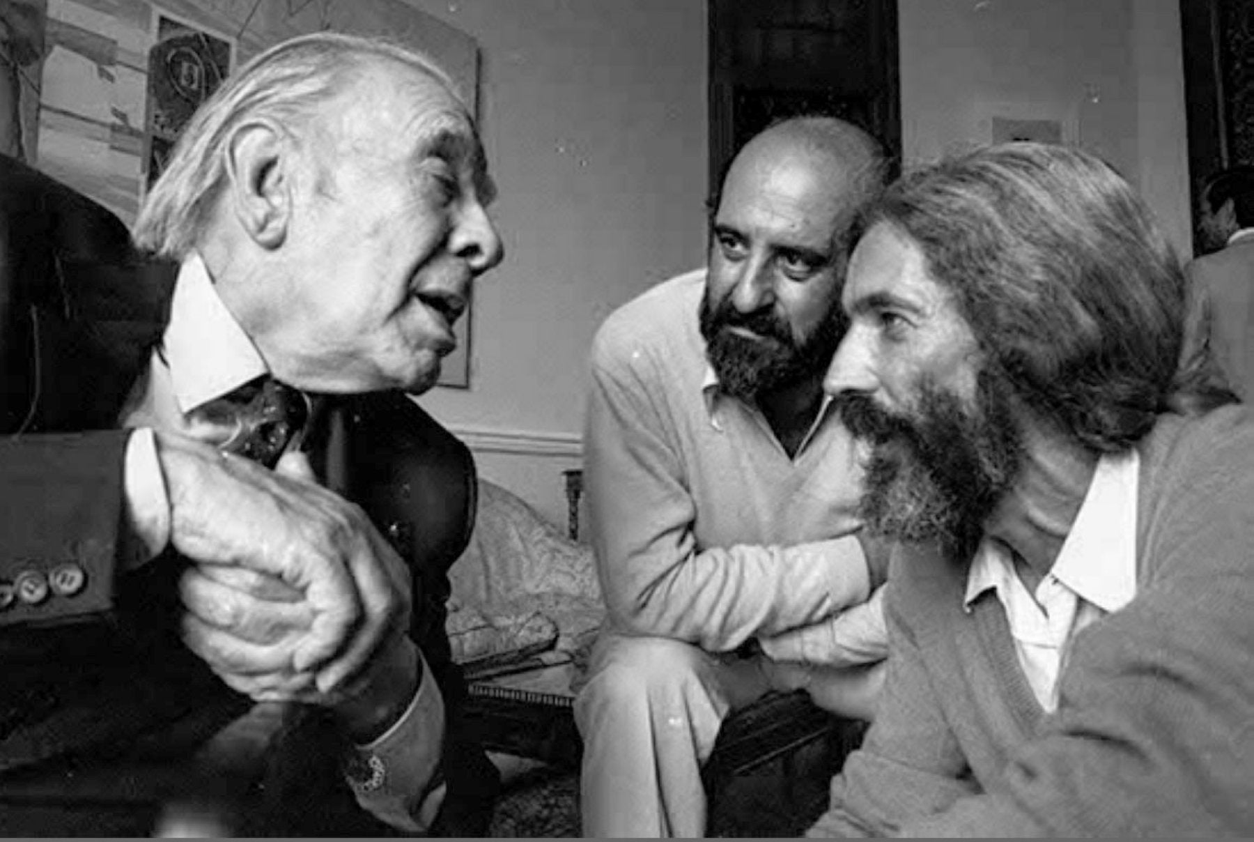 Retrato de Jorge Luis Borges, junto a a Eduardo Úrculo y Rafael Trenor, en La Magdalena en 1983.