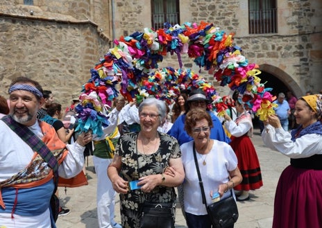 Imagen secundaria 1 - Grupos folclóricos que intervinieron; pasando por debajo de los arcos, y bailando en la explanada