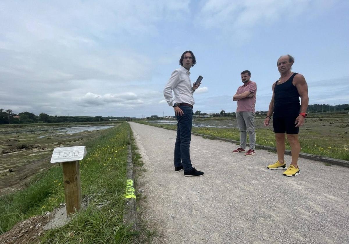 El Astillero coloca hitos de distancias para el entrenamiento físico en las Marismas Negras