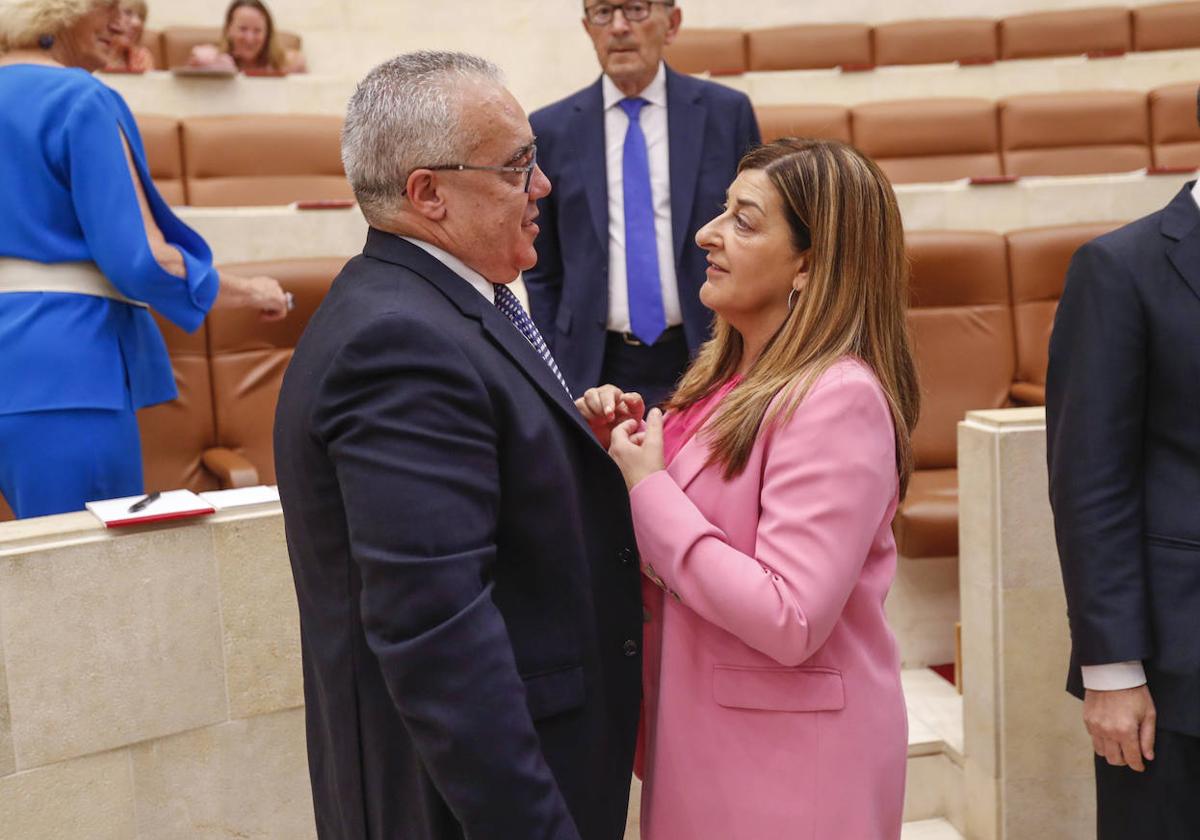 Pedro Hernando (PRC) y María José Sáenz de Buruaga (PP), en el Parlamento.