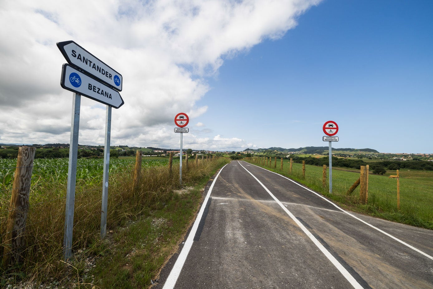 La nueva vía une Santander y Bezana por un trazado más seguro para los ciclistas.