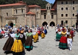 Grupos folclóricos bailando en la explanada del monasterio de Santo Toribio