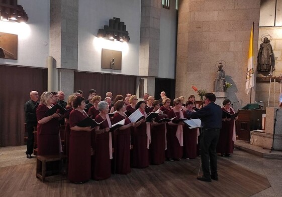 La Coral Voces Cántabras actuando en el Pazo de Emilia Pardo Bazán de Sanxenxo, en Pontevedra.