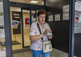 Una mujer se retira la mascarilla al salir del Centro de Salud de la calle Vargas, en Santander.