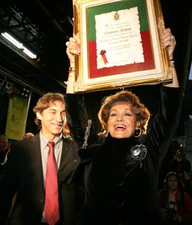 Imagen secundaria 2 - Carmen Sevilla cuando fue nombrada Orujera Mayor junto a Poty Castillo. Durante aquellos días la artista recibió y dio mucho cariño a los vecinos. En la imagen de abajo a la izquierda dando un abrazo a Francisco Fernández Santervás, conocido como Paquito, que fue el maestro orujero desde que comenzó a celebrarse la Fiesta del Orujo. 