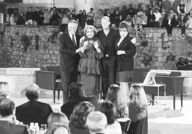 Grabación en la plaza de Potes de un programa de televisión en el que Carmen Sevilla participó junto a Jaume Barberá, Los Morancos y la recientemente fallecida Mari Carmen.