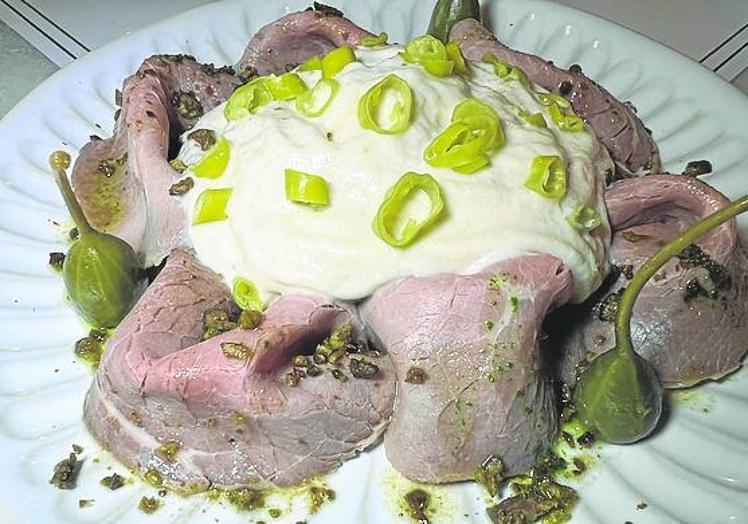 Imagen principal - Arriba, vitello tonnato cántabro. Abajo, spaguetto burro e alici, y saltimbocca (quasi) alla romana. 