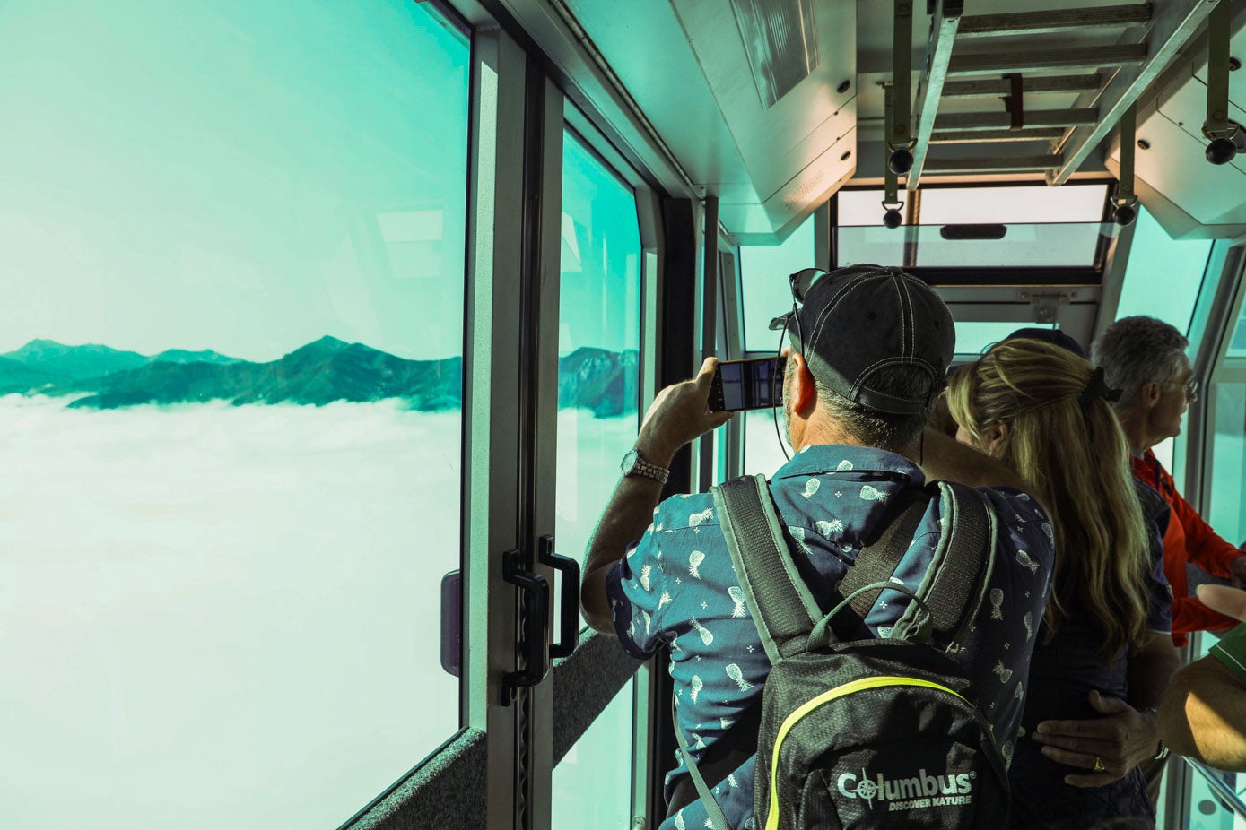 Los turistas contemplando el espectáculo del mar de nubes que se iba descubriendo a medida que subían.