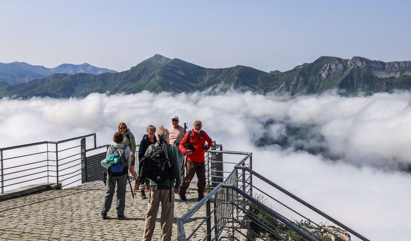 Desde la zona superior de Fuente Dé se divisan las cumbres del macizo central de Picos de Europa y los montes de la Cordillera Cantábrica.