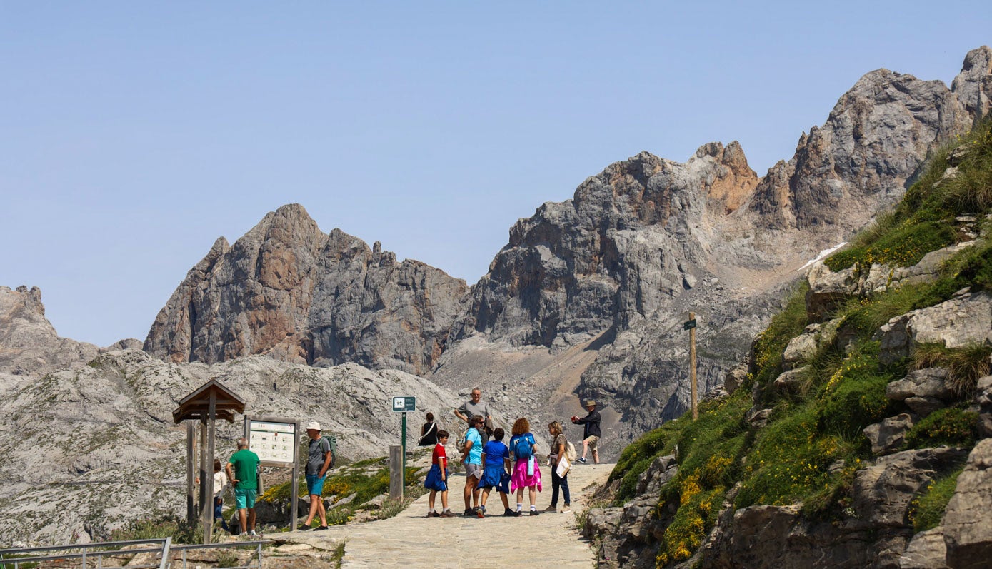 Grupo de turistas dispuestos a caminar hacia el interior del Macizo Central donde lucían cielos totalmente despejados, temperaturas muy agradables entre 16 y 21 grados, y una ligera brisa.