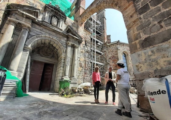 Dos restauradoras explican a Herrán y Zuloaga cómo se está ejecutando la rehabilitación.