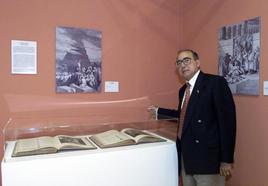 Pedro Casado, ante algunos de sus grabados, expuestos en el Paraninfo de la Universidad de Cantabria.