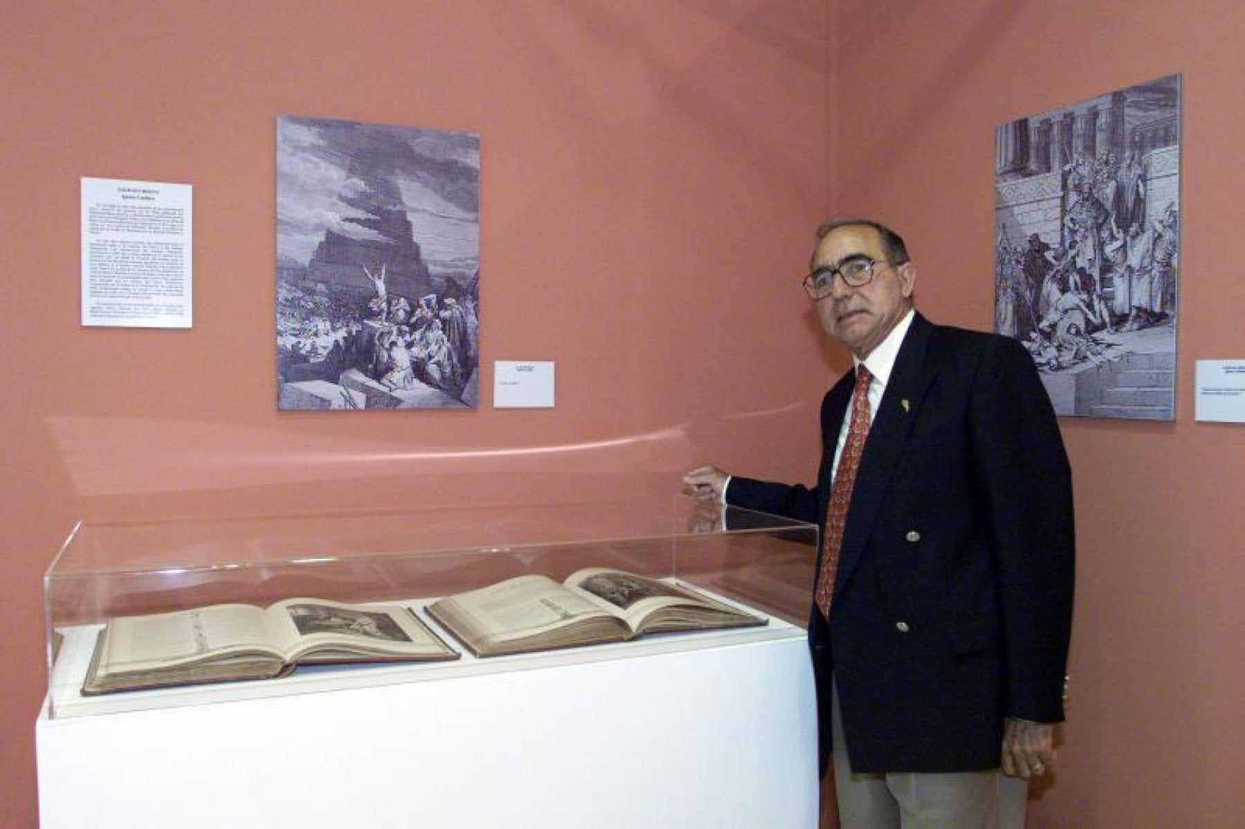 Pedro Casado, ante algunos de sus grabados, expuestos en el Paraninfo de la Universidad de Cantabria.