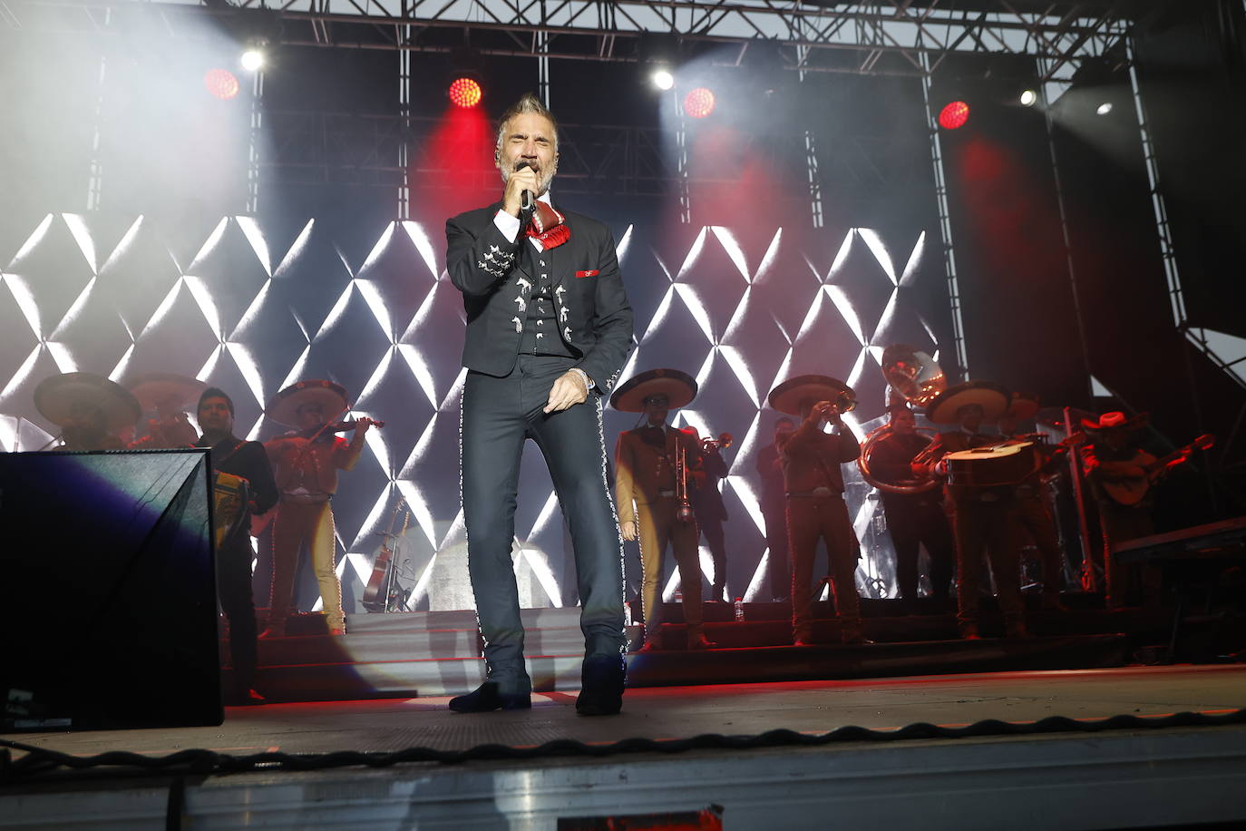 Fernández hizo vibrar a El Malecón con la intensidad de sus mejores épocas, impulsado por la energía de una potente banda de mariachis.