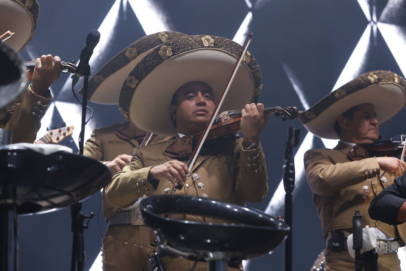 Alejandro Fernández enamoró a un entregado público con temas sobre el folclore y las tradiciones de su país, baladas de amor y desamor tamizadas por los sonidos del pop.