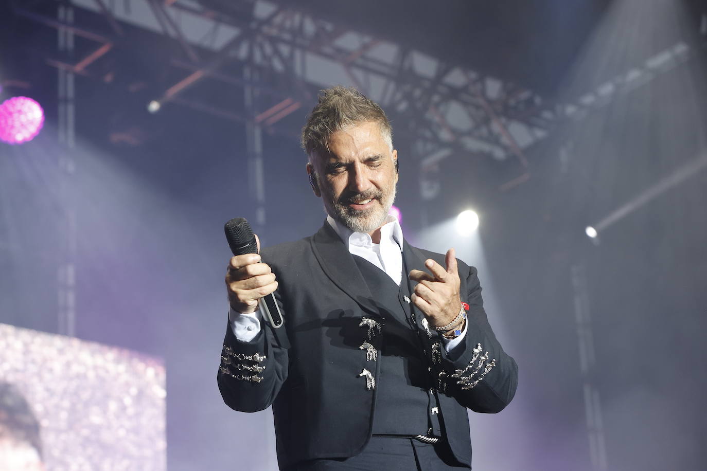 El cantante mexicano Alejandro Fernández inauguró el festival Música en Grande que seguirá con los conciertos de Pablo Alborán, Malú, Melendi, Lori Meyers, Natalia Lacunza, Alba Reche, Shinova, Arde Bogotá o Taburete, entre otros.