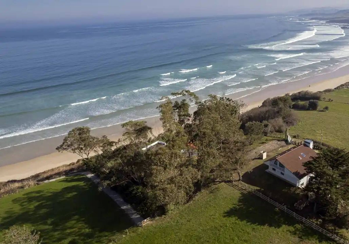 La casa de la playa de Oyambre que sirvió de refugio a Sakira, en imágenes