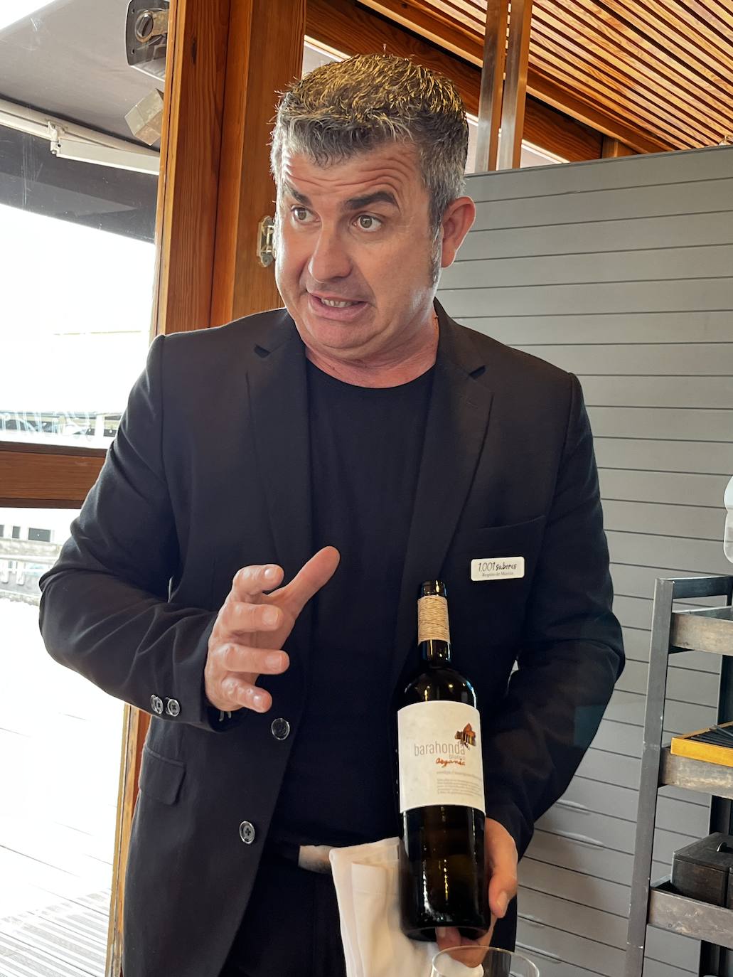  Antonio Chacón presentó a los comensales los tres vinos del maridaje, de las tres DO de Murcia: Yecla, Bullas y Jumilla.