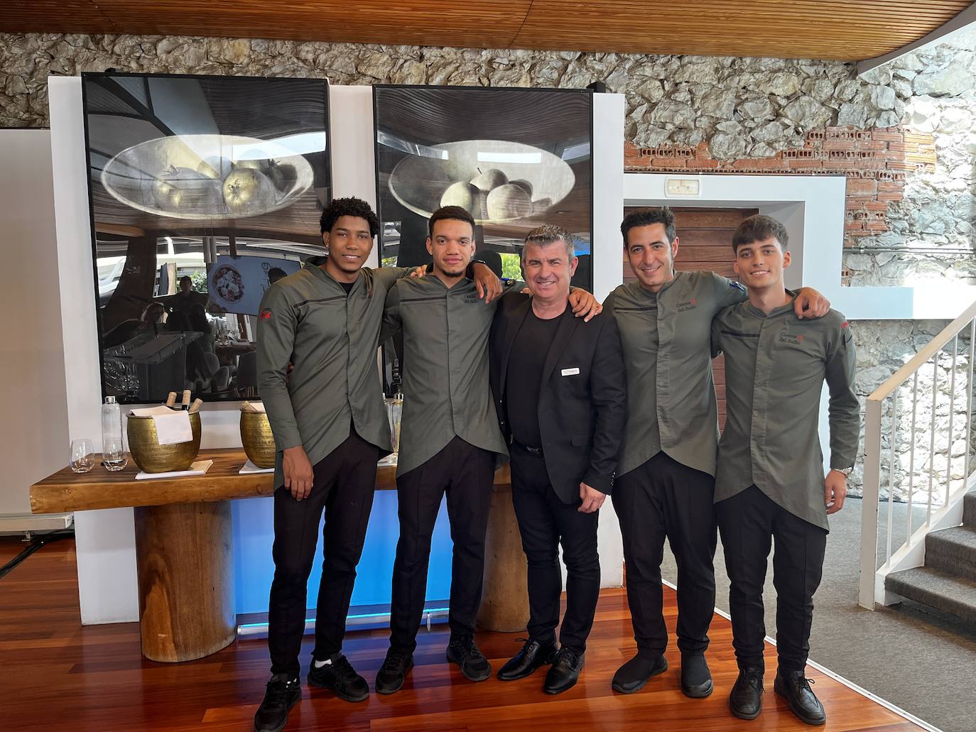 Equipo de sala de Casona del Judío. En el centro, Antonio Chacón, camarero, barista, sumiller y profesor del Grado en Gastronomía en la asignatura Servicio y Atención al Cliente en la Universidad Católica San Antonio de Murcia. 