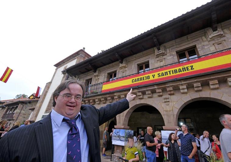 Chuchi, en la plaza del pueblo, antes de ofrecer el pregón de las fiestas de San Pedro.