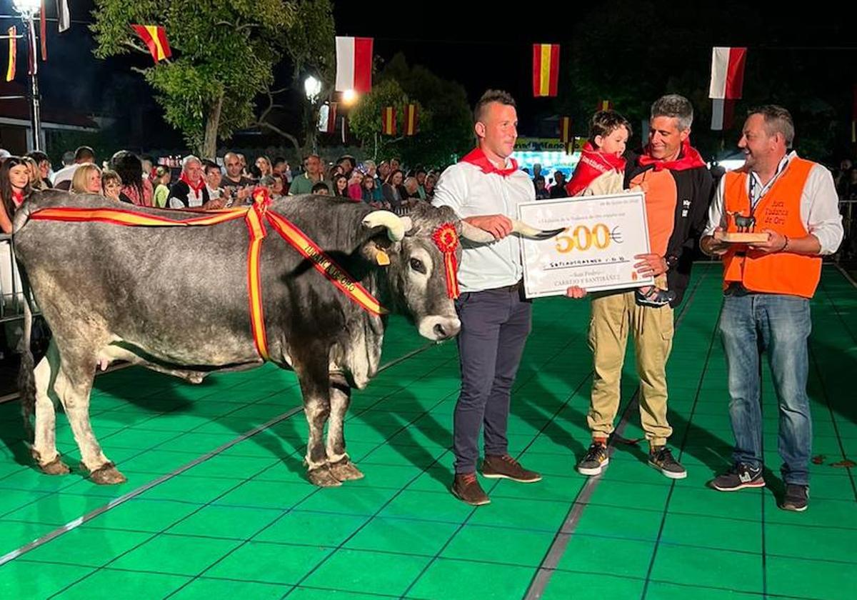 Los ganadores del concurso, junto a la vaca Artillera.