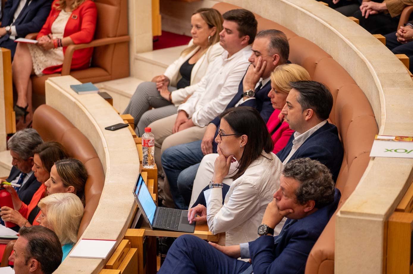 Los populares escuchan atentos el discurso de Buruaga.