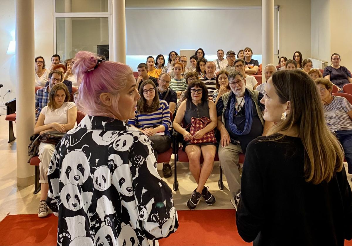 La divulgadora artística Sara Rubayo, a la izquierda, durante su ponencia en los Cursos de Verano en Castro.