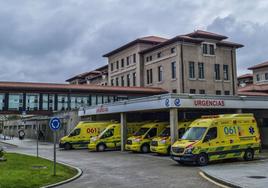 Varias ambulancias del 061, a la puerta del servicio de Urgencias del Hospital Valdecilla de Santander.