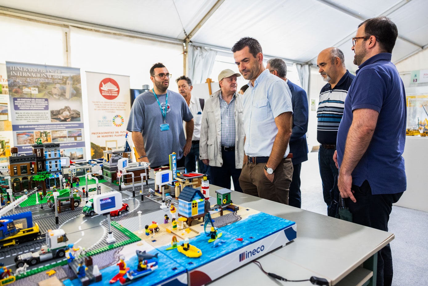 Un grupo de visitantes observa la maqueta de Lego de una ciudad inteligente.