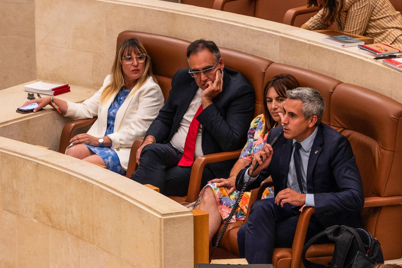 Pablo Zuloaga en una de sus réplicas desde el escaño junto a Ana Belén Álvarez, Raúl Pesquera y Eugenia Gómez de Diego.