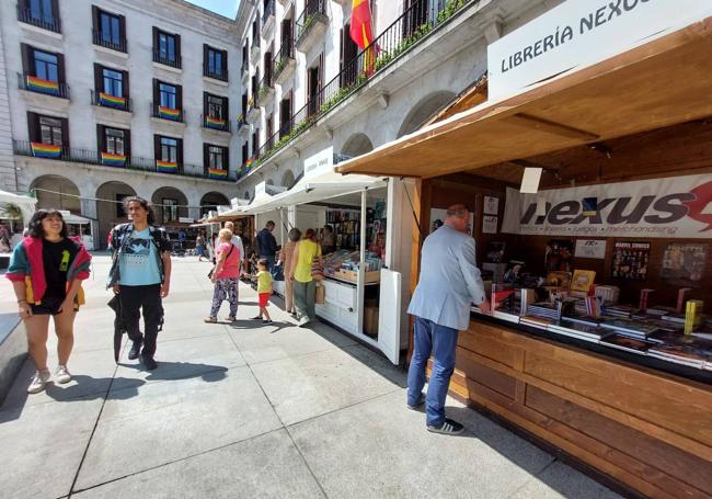 Una de las caseta de la Feria, instaladas en la Plaza Porticada, durante este viernes por la mañana.