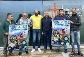 El director de Cantur, Bernardo Colsa, (segundo por la derecha) junto a los organizadores y patrocinadores. (